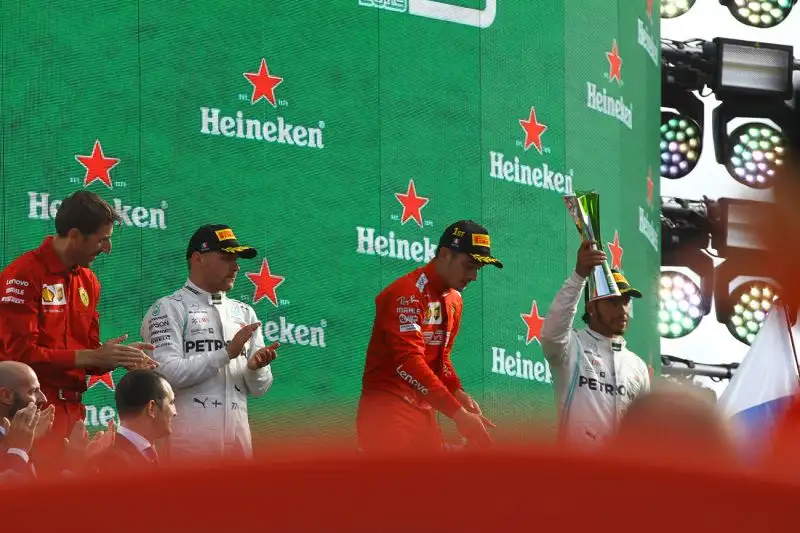 Il pilota del Principato vince i duelli con Hamilton e Bottas davanti a 100mila tifosi ferraristi.