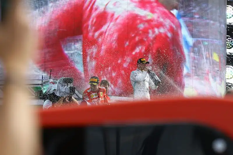 Il pilota del Principato vince i duelli con Hamilton e Bottas davanti a 100mila tifosi ferraristi.