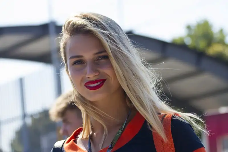 Le più belle foto della modella, a Misano per il Gran premio (foto Cristian Lovati).