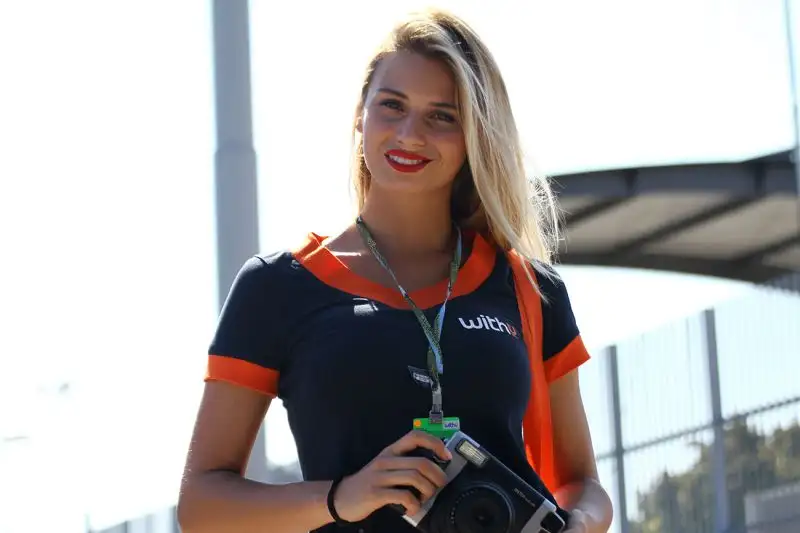 Le più belle foto della modella, a Misano per il Gran premio (foto Cristian Lovati).