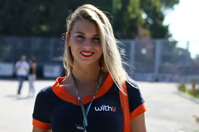 Le più belle foto della modella, a Misano per il Gran premio (foto Cristian Lovati).