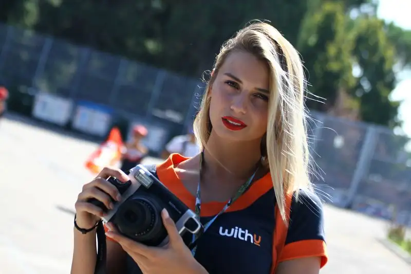 Le più belle foto della modella, a Misano per il Gran premio (foto Cristian Lovati).