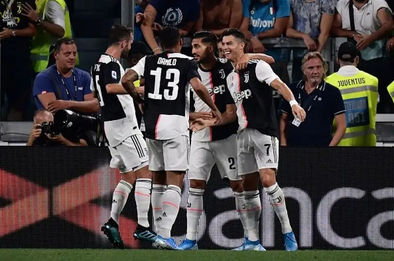 Triplo vantaggio bianconero con Danilo, Higuain e Ronaldo. Rimonta azzurra con Manolas, Lozano e Di Lorenzo e decisivo autogol finale di Koulibaly.