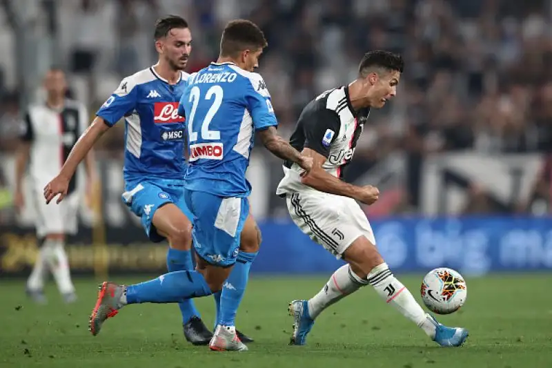 Triplo vantaggio bianconero con Danilo, Higuain e Ronaldo. Rimonta azzurra con Manolas, Lozano e Di Lorenzo e decisivo autogol finale di Koulibaly.