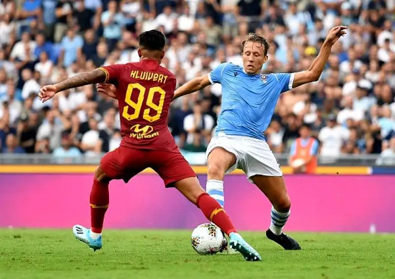Gialorossi in vantaggio nel primo tempo con un rigore di Kolarov, Pareggio nella ripresa della squadra di Inzaghi con Luis Alberto assistito da Immobile.