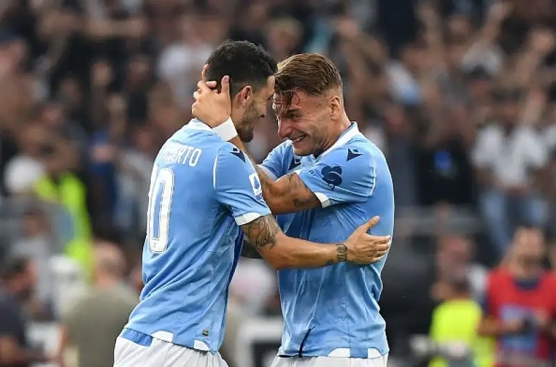 Gialorossi in vantaggio nel primo tempo con un rigore di Kolarov, Pareggio nella ripresa della squadra di Inzaghi con Luis Alberto assistito da Immobile.