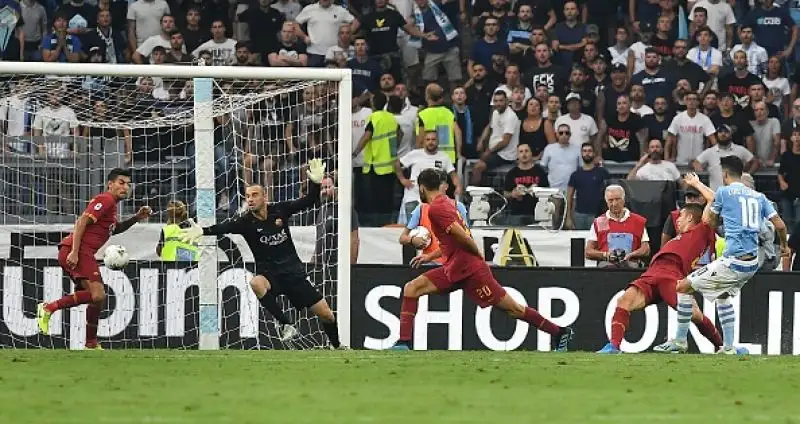Gialorossi in vantaggio nel primo tempo con un rigore di Kolarov, Pareggio nella ripresa della squadra di Inzaghi con Luis Alberto assistito da Immobile.