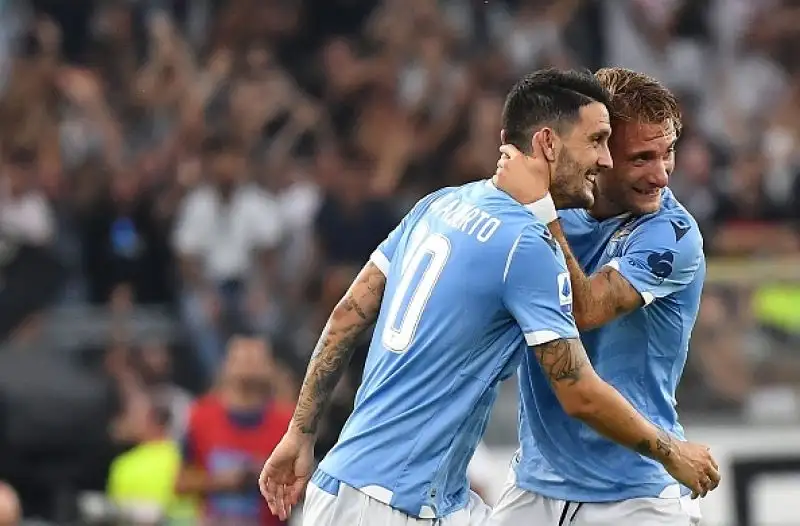 Gialorossi in vantaggio nel primo tempo con un rigore di Kolarov, Pareggio nella ripresa della squadra di Inzaghi con Luis Alberto assistito da Immobile.