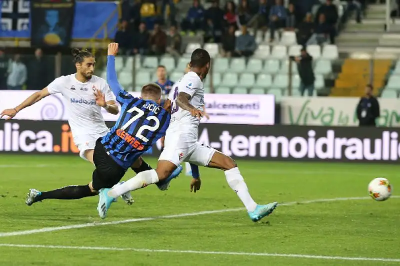 Fiorentina beffata nei minuti di recupero: termina in parità, 2-2, il primo posticipo di serie A contro l'Atalanta giocato al Tardini.
