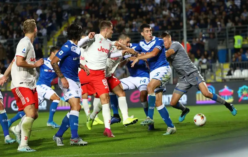 La Juventus ha superato per 2-1 in rimonta il Brescia nell'anticipo della quinta giornata di serie A giocato allo stadio Rigamonti.