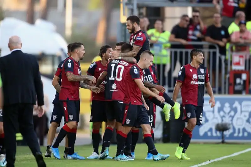 I rossoblu sono andati in vantaggio con un tiro cross di Castro e sono poi stati raggiunti da un gol di Faraoni dopo un grave errore di Pisacane.