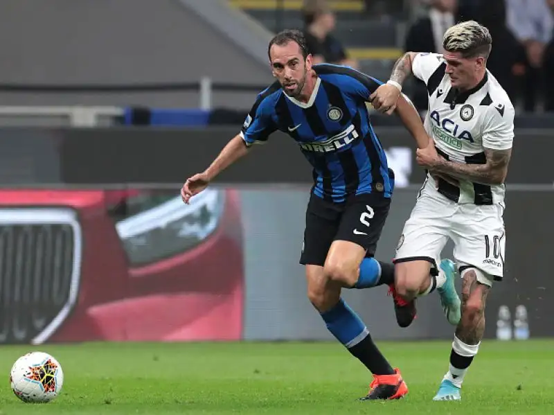 L'Udinese è rimasta in dieci per l'espulsione di De Paul e poco dopo Sensi ha portato in vantaggio l'Inter su assist di Godin.