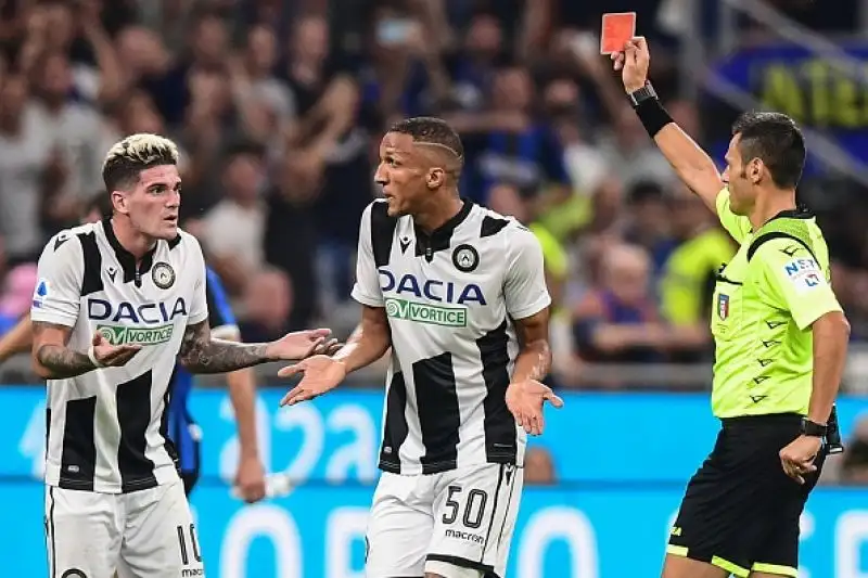 L'Udinese è rimasta in dieci per l'espulsione di De Paul e poco dopo Sensi ha portato in vantaggio l'Inter su assist di Godin.