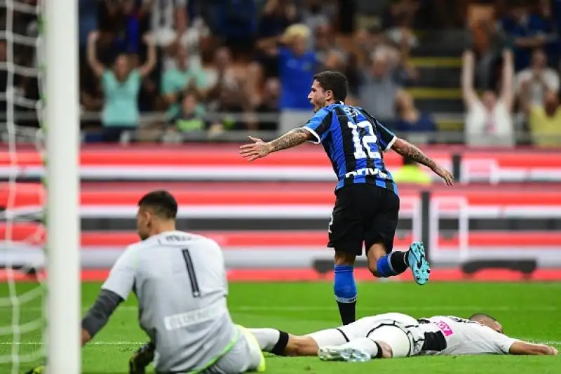 L'Udinese è rimasta in dieci per l'espulsione di De Paul e poco dopo Sensi ha portato in vantaggio l'Inter su assist di Godin.