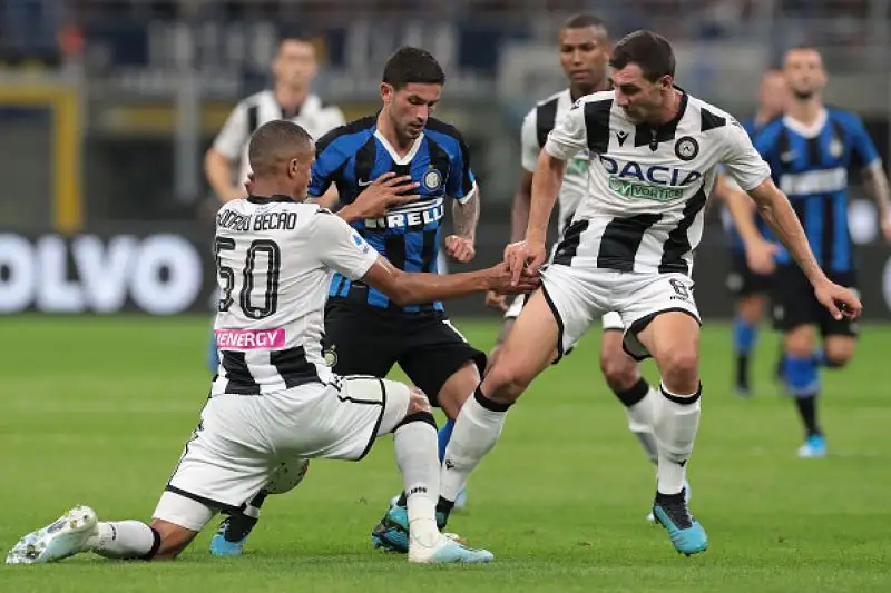 L'Udinese è rimasta in dieci per l'espulsione di De Paul e poco dopo Sensi ha portato in vantaggio l'Inter su assist di Godin.