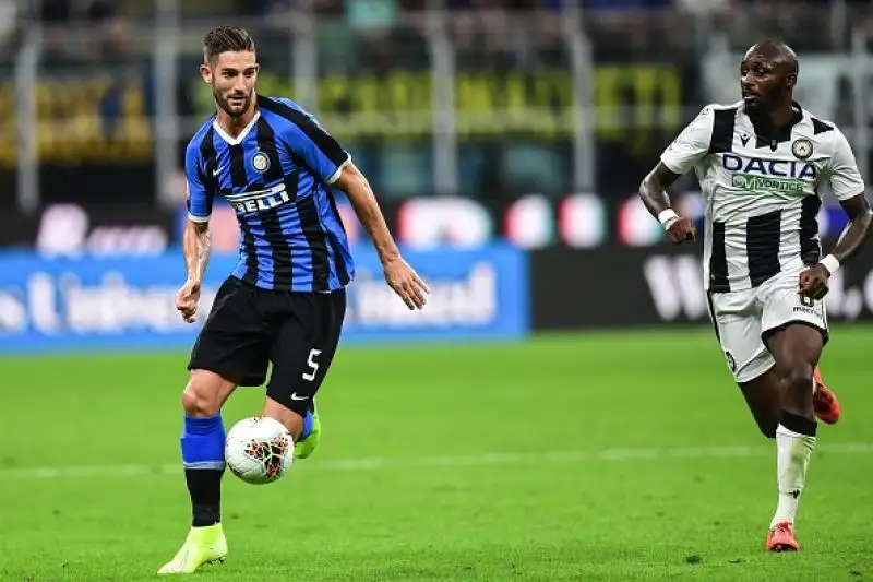 L'Udinese è rimasta in dieci per l'espulsione di De Paul e poco dopo Sensi ha portato in vantaggio l'Inter su assist di Godin.