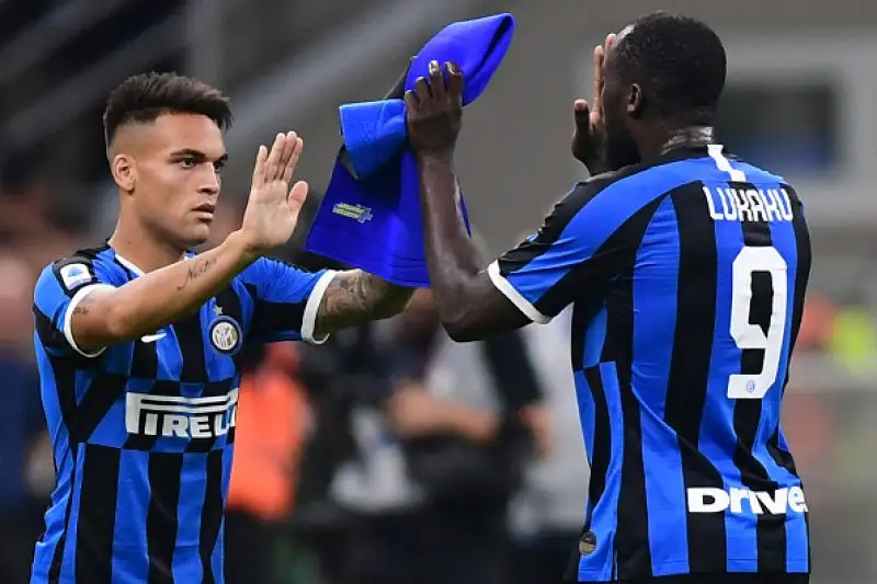 L'Udinese è rimasta in dieci per l'espulsione di De Paul e poco dopo Sensi ha portato in vantaggio l'Inter su assist di Godin.
