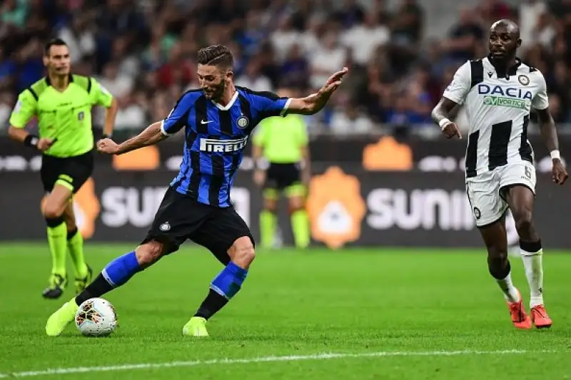 L'Udinese è rimasta in dieci per l'espulsione di De Paul e poco dopo Sensi ha portato in vantaggio l'Inter su assist di Godin.