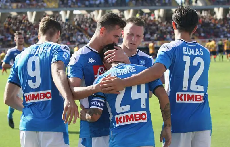 Il Napoli travolge per 4-1 il Lecce in una delle partite del pomeriggio valida per la quarta giornata di serie A.