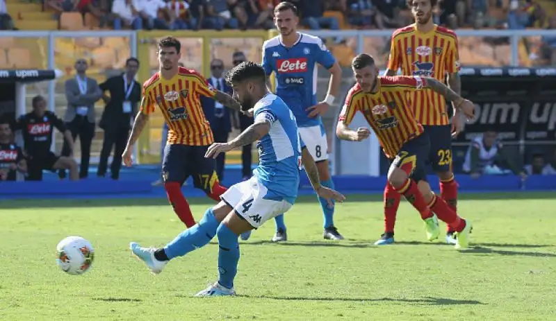 Il Napoli travolge per 4-1 il Lecce in una delle partite del pomeriggio valida per la quarta giornata di serie A.
