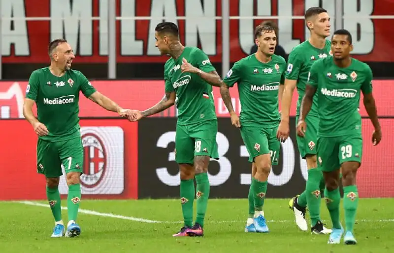 La squadra di Montella è andata sul 3-0 con le reti di Pulgar su rigore, Castrovilli e Ribery. Di Leao il gol dei padroni di casa, espulso Musacchio.