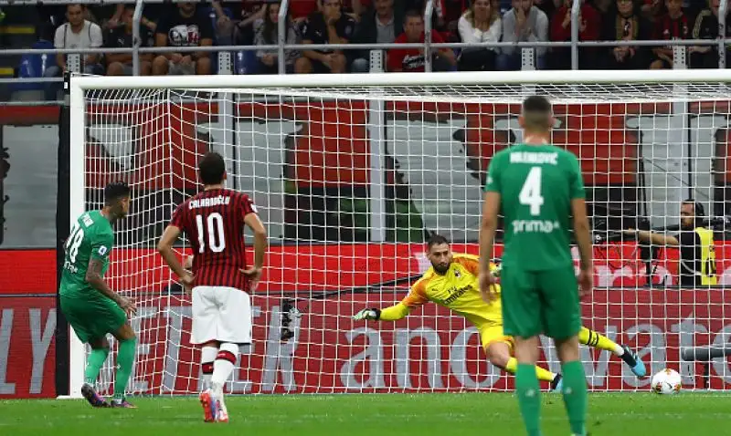 La squadra di Montella è andata sul 3-0 con le reti di Pulgar su rigore, Castrovilli e Ribery. Di Leao il gol dei padroni di casa, espulso Musacchio.