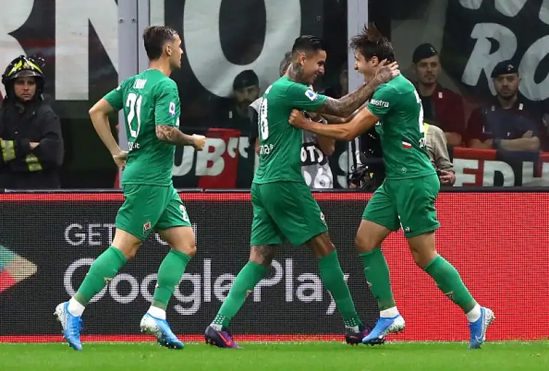 La squadra di Montella è andata sul 3-0 con le reti di Pulgar su rigore, Castrovilli e Ribery. Di Leao il gol dei padroni di casa, espulso Musacchio.