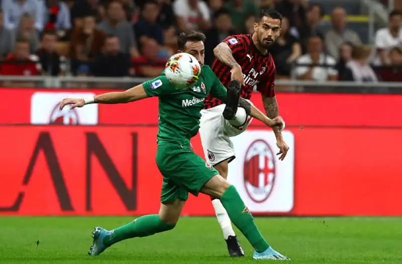 La squadra di Montella è andata sul 3-0 con le reti di Pulgar su rigore, Castrovilli e Ribery. Di Leao il gol dei padroni di casa, espulso Musacchio.