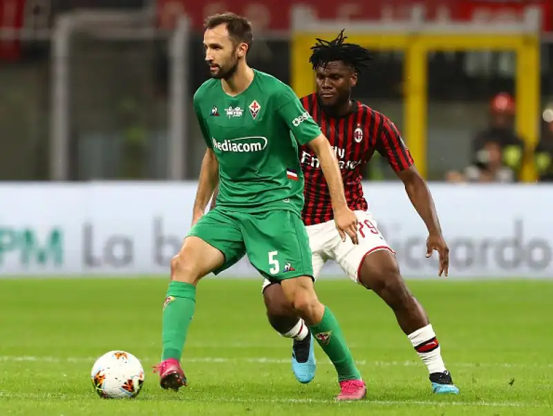 La squadra di Montella è andata sul 3-0 con le reti di Pulgar su rigore, Castrovilli e Ribery. Di Leao il gol dei padroni di casa, espulso Musacchio.