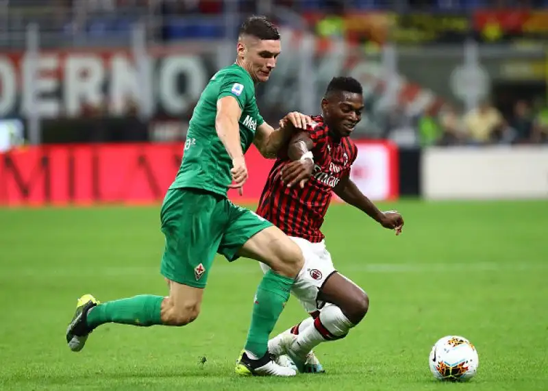 La squadra di Montella è andata sul 3-0 con le reti di Pulgar su rigore, Castrovilli e Ribery. Di Leao il gol dei padroni di casa, espulso Musacchio.