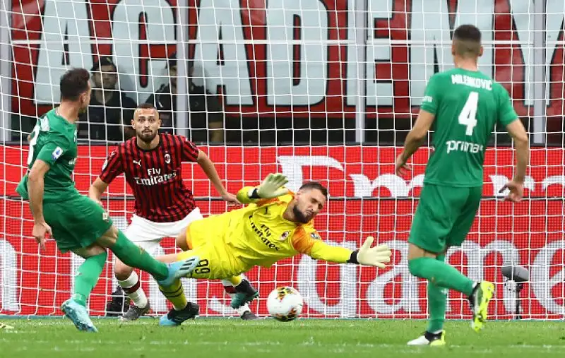 La squadra di Montella è andata sul 3-0 con le reti di Pulgar su rigore, Castrovilli e Ribery. Di Leao il gol dei padroni di casa, espulso Musacchio.