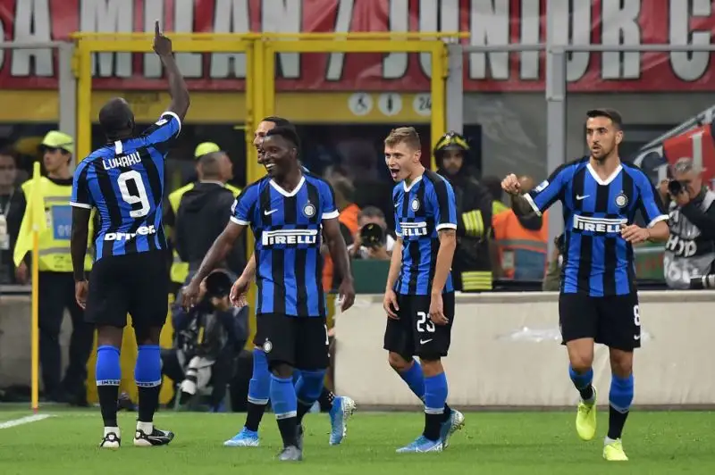 I nerazzurri stendono per 2-0 i cugini grazie ai gol di Brozovic e Lukaku.