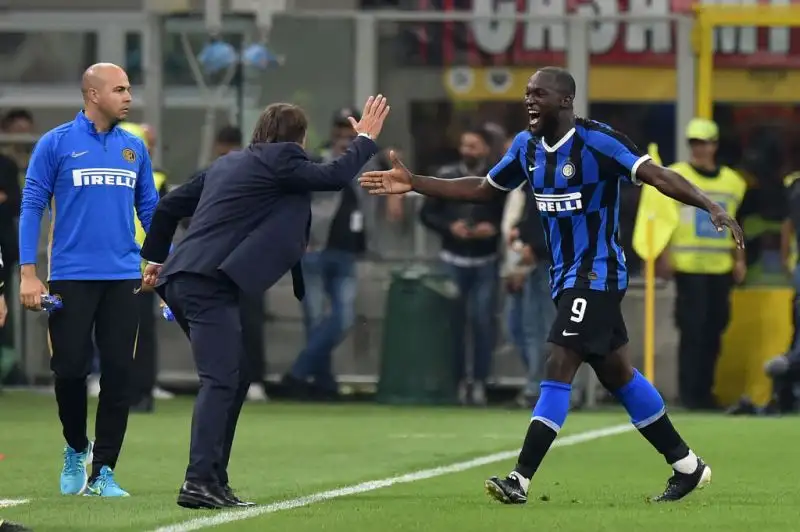 I nerazzurri stendono per 2-0 i cugini grazie ai gol di Brozovic e Lukaku.