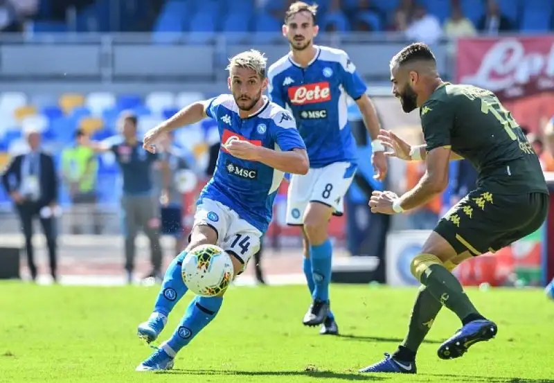 La squadra di Ancelotti si è imposta grazie alle reti di Mertens e Manolas.