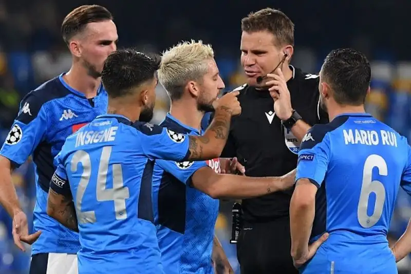 Nella ripresa in gol per il Napoli Mertens su rigore e Fernando Llorente.