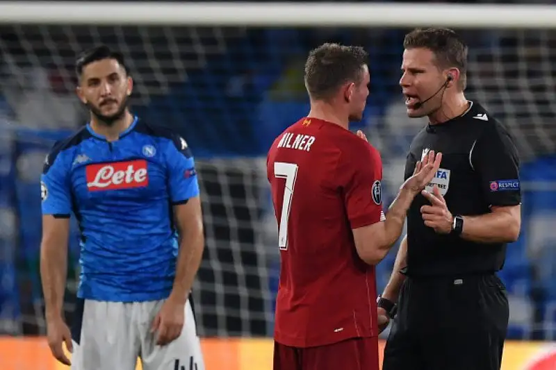 Nella ripresa in gol per il Napoli Mertens su rigore e Fernando Llorente.