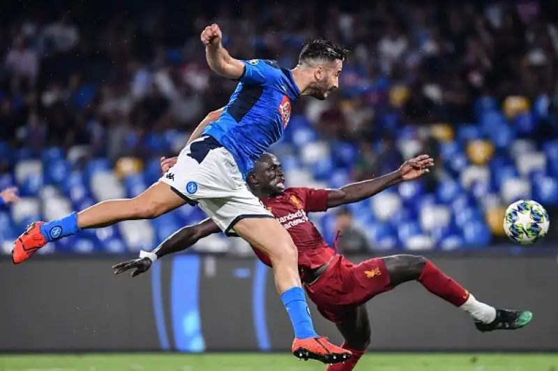 Nella ripresa in gol per il Napoli Mertens su rigore e Fernando Llorente.