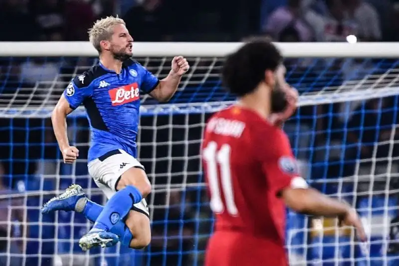 Nella ripresa in gol per il Napoli Mertens su rigore e Fernando Llorente.