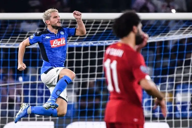Nella ripresa in gol per il Napoli Mertens su rigore e Fernando Llorente.