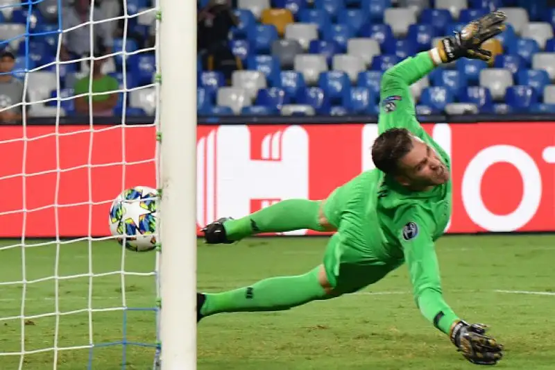 Nella ripresa in gol per il Napoli Mertens su rigore e Fernando Llorente.