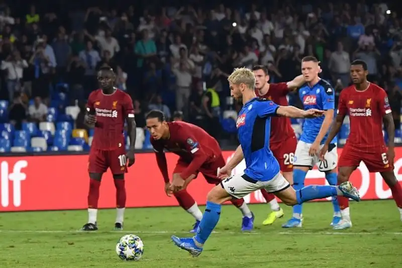 Nella ripresa in gol per il Napoli Mertens su rigore e Fernando Llorente.