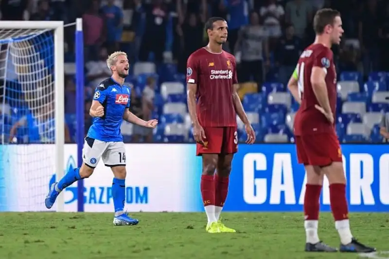 Nella ripresa in gol per il Napoli Mertens su rigore e Fernando Llorente.