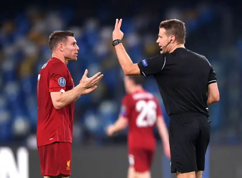 Nella ripresa in gol per il Napoli Mertens su rigore e Fernando Llorente.