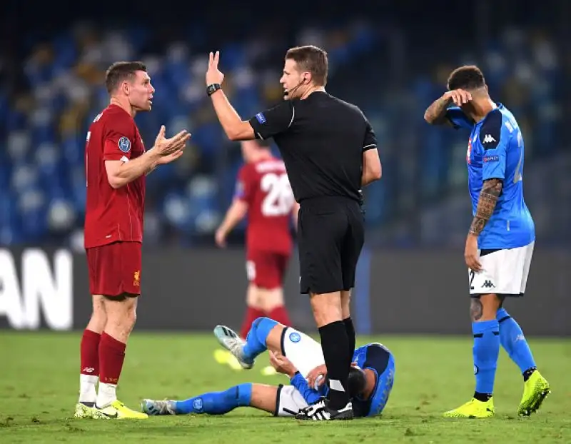 Nella ripresa in gol per il Napoli Mertens su rigore e Fernando Llorente.