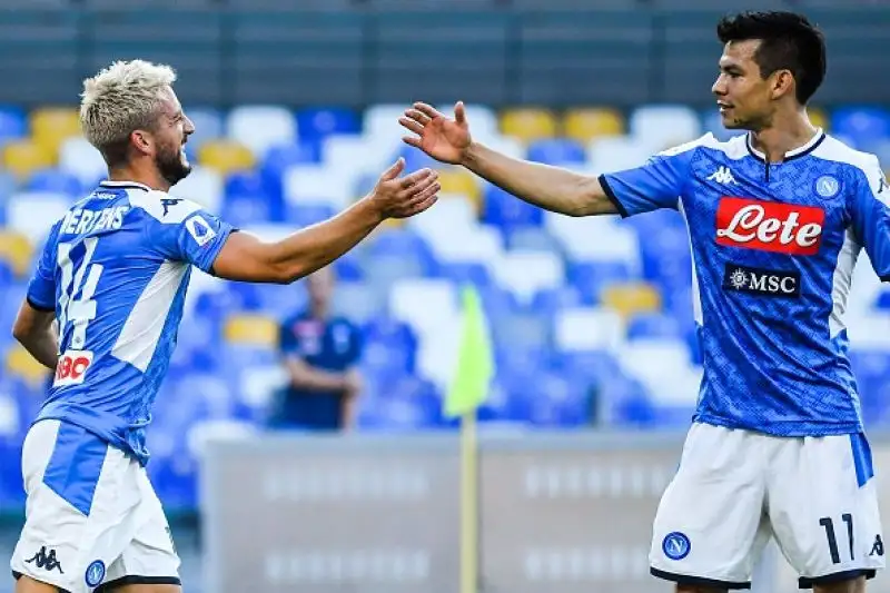 Dopo la sconfitta beffarda con la Juventus i partenopei riprendono la corsa, assist all'esordio per Fernando Llorente.
