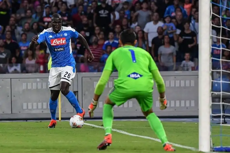 Dopo la sconfitta beffarda con la Juventus i partenopei riprendono la corsa, assist all'esordio per Fernando Llorente.