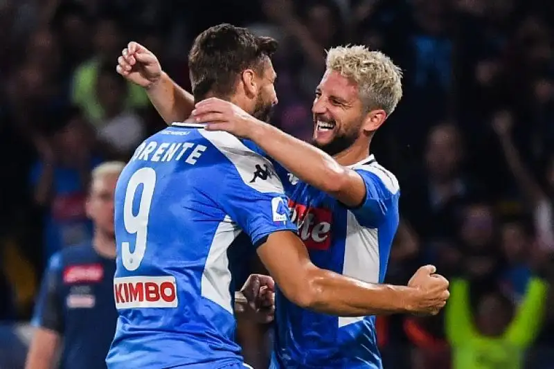 Dopo la sconfitta beffarda con la Juventus i partenopei riprendono la corsa, assist all'esordio per Fernando Llorente.