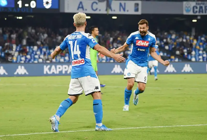 Dopo la sconfitta beffarda con la Juventus i partenopei riprendono la corsa, assist all'esordio per Fernando Llorente.