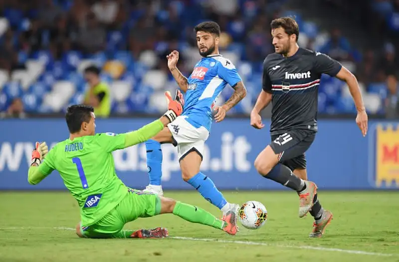 Dopo la sconfitta beffarda con la Juventus i partenopei riprendono la corsa, assist all'esordio per Fernando Llorente.