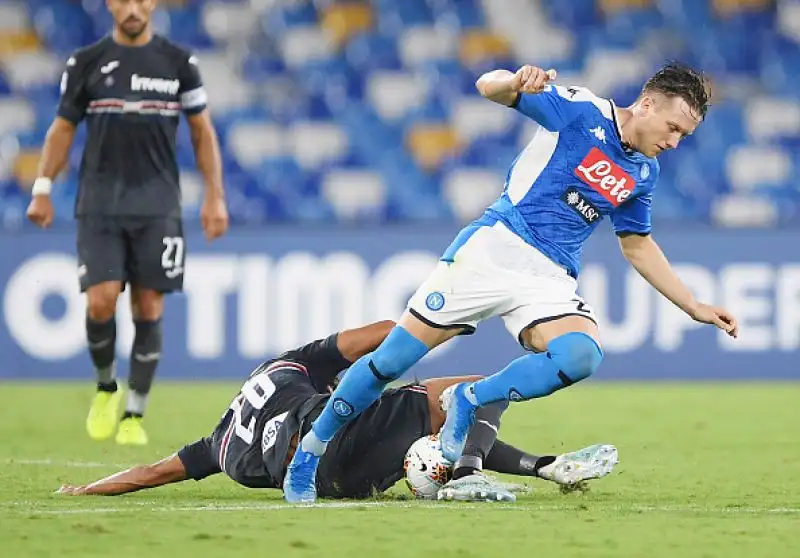 Dopo la sconfitta beffarda con la Juventus i partenopei riprendono la corsa, assist all'esordio per Fernando Llorente.